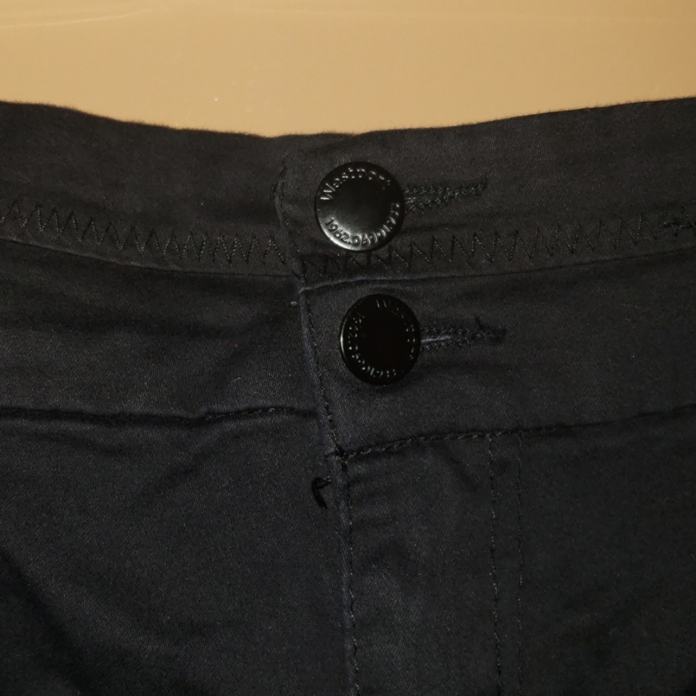 Shorts - Picture 3 of 4